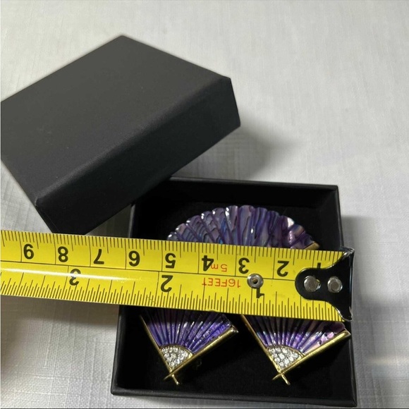 Vintage BUTLER Brooch & clip on earrings. 
STAMPED. Gold tone. - Picture 2 of 5